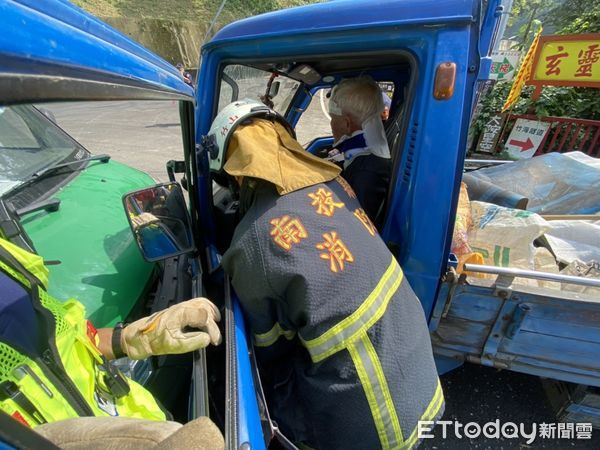 ▲83歲老翁駕駛小貨車與郵務車對撞，受困車內被救出送醫。（圖／記者高堂堯翻攝）