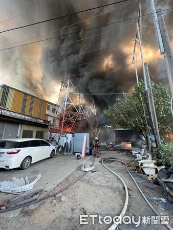 ▲▼電器回收倉庫起火　新竹市鐵皮屋火警搶救中。（圖／記者陳凱力翻攝）