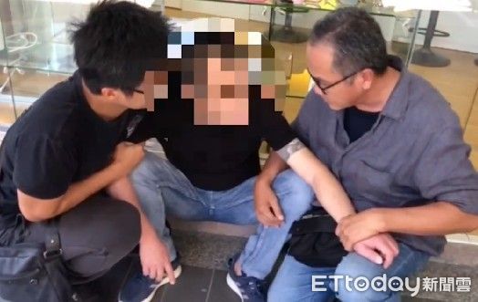 ▲涉嫌台南市永康區大樓中庭槍擊案在逃涉案槍手謝姓男子，25日中午被永康分局警方在新北市永和緝獲，起獲2把制式手槍，被押解回分局偵辦。（圖／記者林東良翻攝，下同）