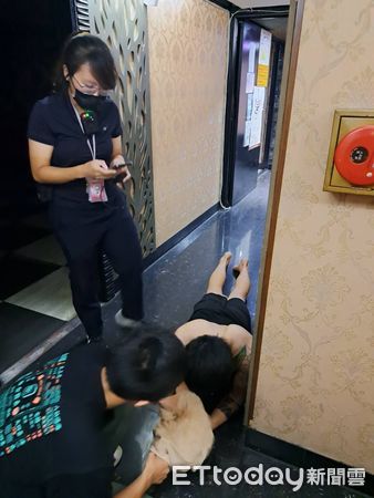 ▲▼台中警方逮捕越南籍女子承租包廂，賣毒給同鄉。（圖／民眾提供，下同）