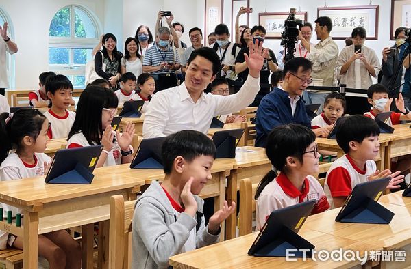 ▲台北市長蔣萬安和學童一起體驗「酷AI」輔助教學功能。（圖／記者楊惠琪攝）