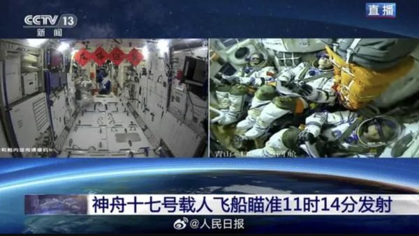 ▲大陸神舟16號太空人在太空站掛起橫幅歡迎新同事。（圖／翻攝央視）