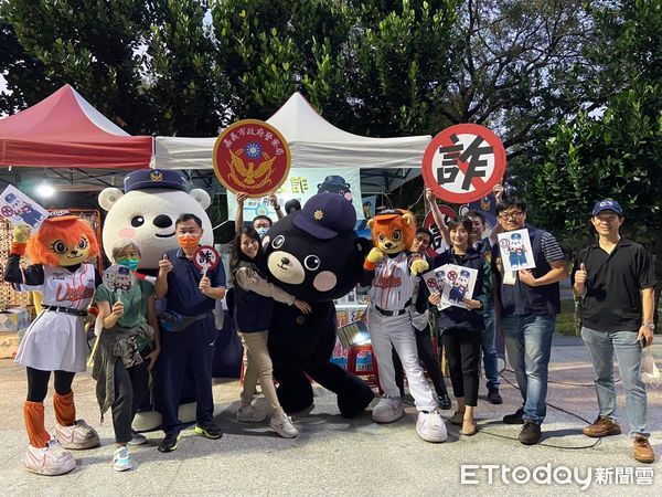 ▲▼ 警察大白熊及刑事Bear「雙熊會」聯手打詐及反毒 。（圖／嘉義市警局提供）