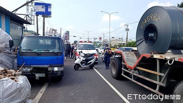 ▲▼小貨車突開車門害摔車，高雄男倒地再遭大車追撞當場死亡 。（圖／記者賴文萱翻攝）