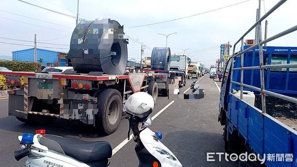 ▲▼小貨車突開車門害摔車，高雄男倒地再遭大車追撞當場死亡 。（圖／記者賴文萱翻攝）