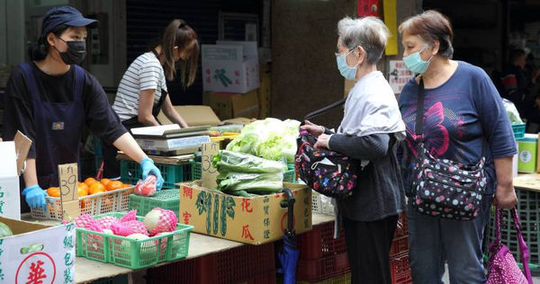 菜市場每週三、四買菜最便宜，週末人潮多買氣旺，價格最貴。（圖/報系資料照）