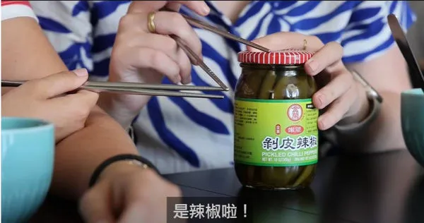 住在台灣的法國YouTuber酷日前在自己的頻道發出一則影片，內容是將台灣的罐頭帶給法國學生品嘗。（圖／YouTube／Ku
