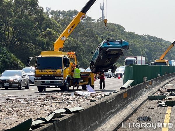 ▲▼             國道3號南下142公里處通霄路段今(26)日中午12時許發生車禍。（圖／記者蔡文淵翻攝）