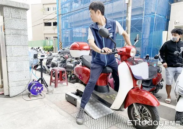 ▲桃園監理站指出，針對微型電動二輪車（電動自行車）於今年底掛牌均享有免繳行照、牌照規費優惠。（圖／記者沈繼昌翻攝）