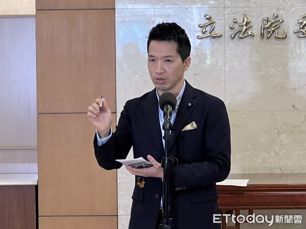 ▲▼何志偉針對國防預算議題受訪。（圖／記者陳煥丞攝）
