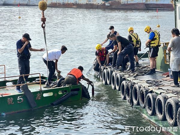 ▲▼ 高雄前鎮漁港汽車落海　車上疑有大人小孩…緊急搜救中。（圖／記者陳宏瑞攝）