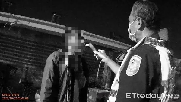 ▲台南市保安警察大隊第一中隊周姓、楊姓員警，25日凌晨在新營區查獲1名未戴安全帽的江姓男子，酒測值竟高達0.83MG/L，全案依公共危險罪嫌送辦。（圖／記者林東良翻攝，下同）