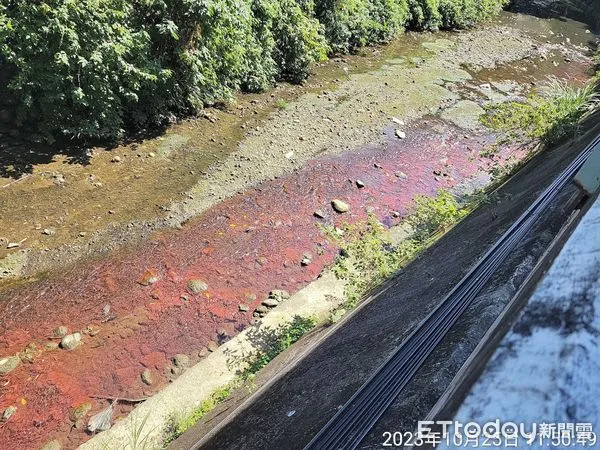 ▲▼新北三峽溪染成血紅色！環保局緝凶，原來是調配漆料工作室惹禍　             。（圖／環保局提供）