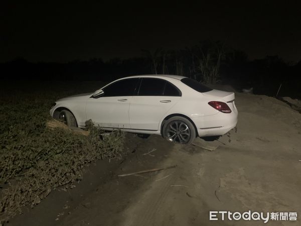 ▲謝姓槍砲通緝犯逃亡行經雲林，車輛卡農田求助警察，卻因身份曝光向警員開槍。（圖／記者蔡佩旻翻攝）