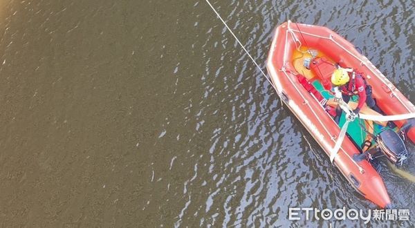 ▲台南市北區鹽水溪橋下26日下午傳出有人溺水，消防人員下水進行搜救，發現1名年約80歲的男子，惟已明顯死亡。（圖／民眾提供，下同）