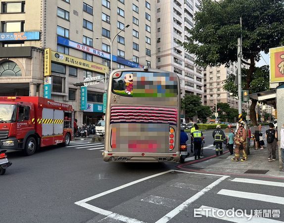 ▲汐止區26日下午發生遊覽車撞倒老婦人車禍意外。（圖／記者張君豪翻攝）