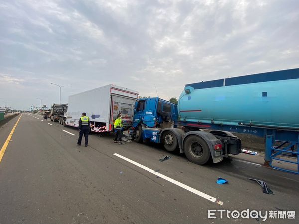 ▲▼西濱新竹段砂石車、貨車、槽車連環追撞　2駕駛送醫。（圖／記者陳凱力翻攝）