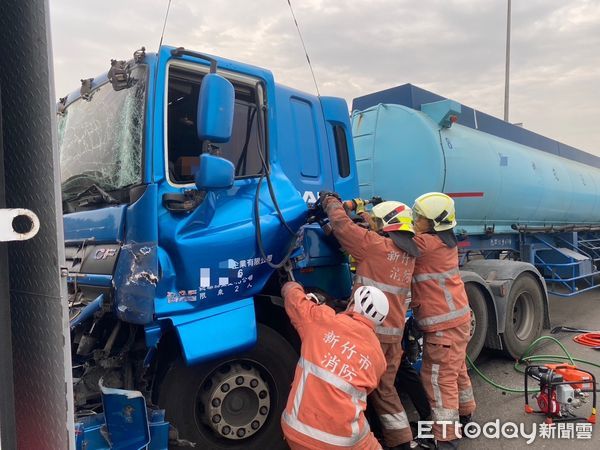 ▲▼西濱新竹段砂石車、貨車、槽車連環追撞　2駕駛送醫。（圖／記者陳凱力翻攝）