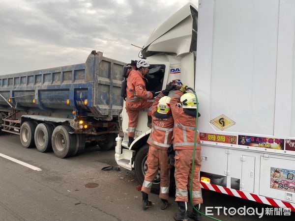 ▲▼西濱新竹段砂石車、貨車、槽車連環追撞　2駕駛送醫。（圖／記者陳凱力翻攝）