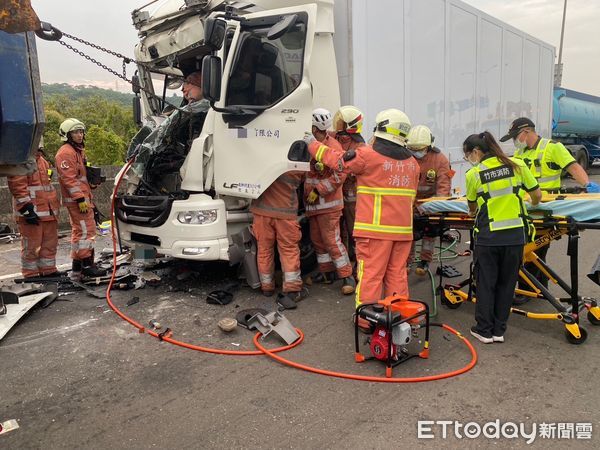 ▲▼西濱新竹段砂石車、貨車、槽車連環追撞　2駕駛送醫。（圖／記者陳凱力翻攝）