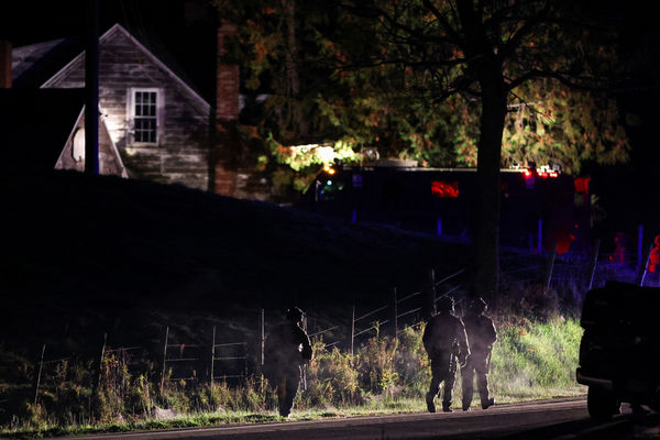 ▲▼美國緬因州18死槍擊，武裝執法人員包圍一處民宅。（圖／路透）
