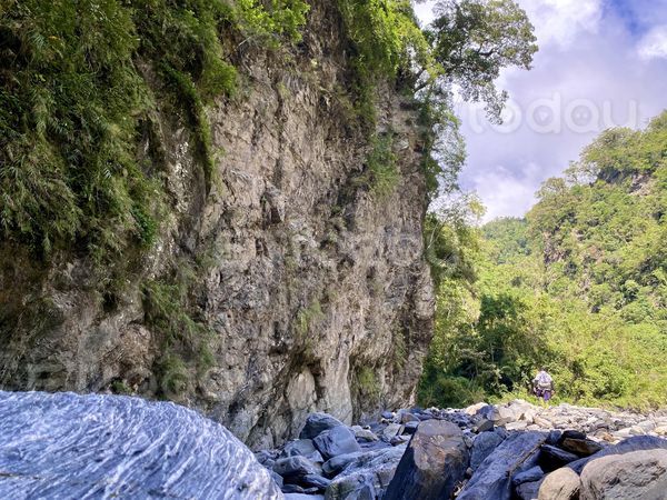 ▲登山巧遇罕見「夢幻之蛇」曬日光浴！　巡山員驚喜：運氣好到爆炸（圖／粉專「深山特遣隊我在山林的日子」提供，請勿隨意翻拍，以免侵權。）