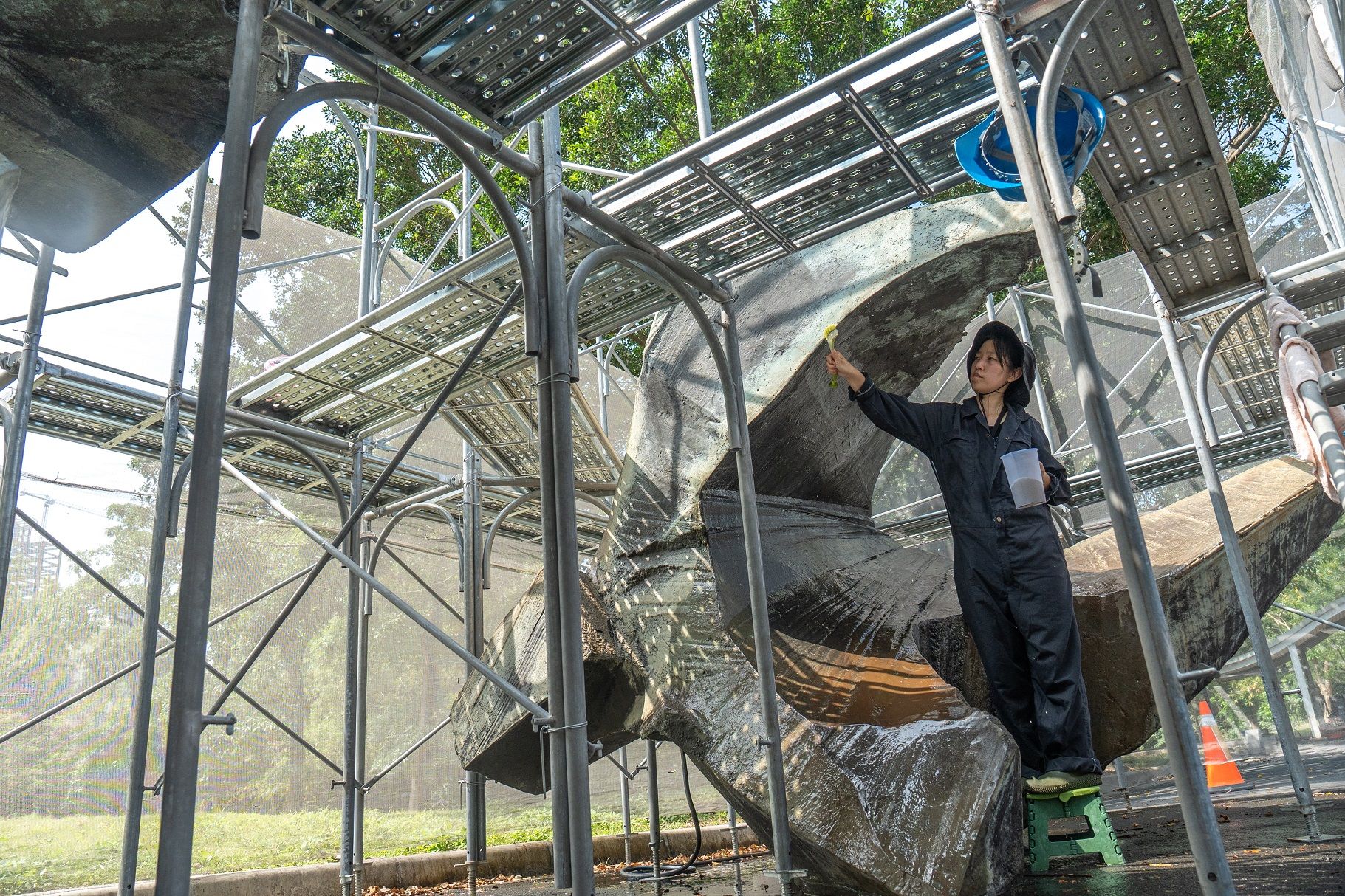 ▲▼雕塑大師朱銘《太極系列》銅雕作品，在高美館啟動現地修復作業，期間開放民眾觀看修復過程。（圖／高美館提供）