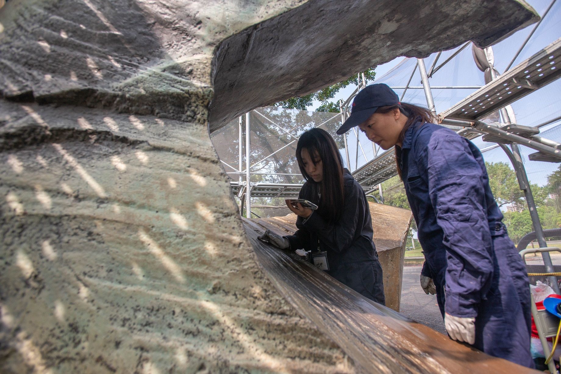 ▲▼雕塑大師朱銘《太極系列》銅雕作品，在高美館啟動現地修復作業，期間開放民眾觀看修復過程。（圖／高美館提供）