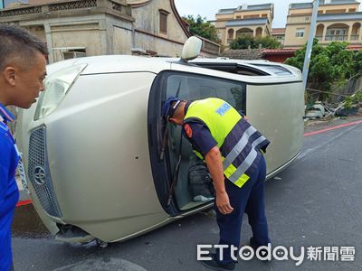 開快失控衝撞路緣石！轎車側翻「橫倒路中」　肇事駕駛竟落跑