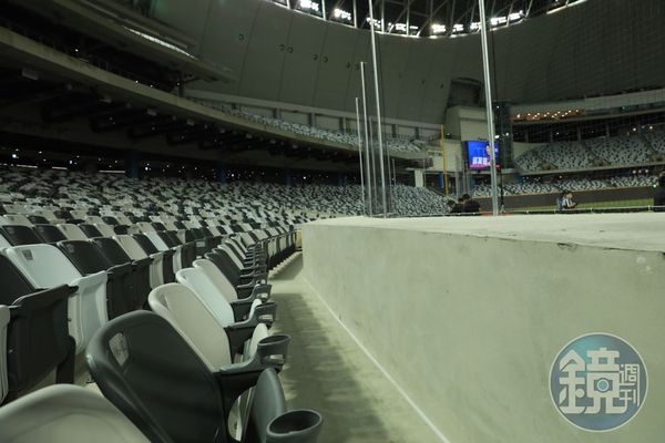台北大巨蛋今天正式亮相，在一、三壘側的觀眾席的有台式應援區，球迷未來可以「超近距離」和啦啦隊互動。