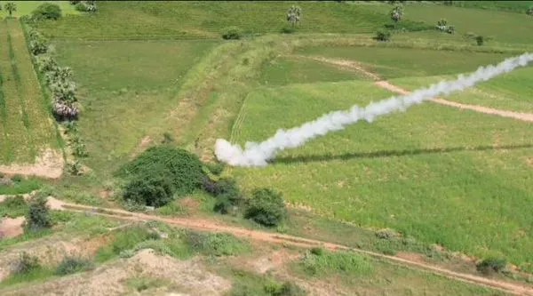 ▲▼緬北叛軍「夜襲軍事基地」封鎖道路。（圖／翻攝自X）