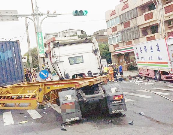 ▲桃園市大園區國際路二段今天下午發生直行大貨車撞上左轉貨櫃車，大貨車還波及路旁營放7輛車。（圖／熱心人士提供）