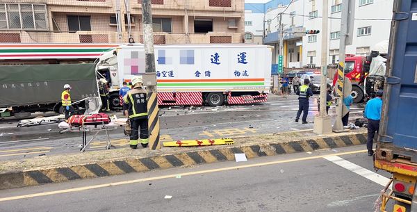 ▲桃園市大園區國際路二段今天下午發生直行大貨車撞上左轉貨櫃車，大貨車波及路旁營放7輛車，現場一片狼藉。（圖／熱心人士提供）