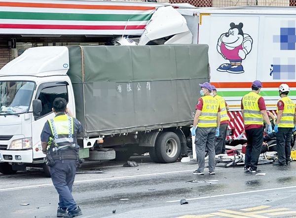 ▲桃園市大園區國際路二段今天下午發生直行大貨車撞上左轉貨櫃車，警方與救護人員現場處理中。（圖／熱心人士提供）