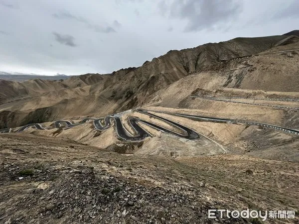 ▲▼新疆塔縣盤山公路，相當驚險，也是許多自駕者心中的熱門路段。（圖／網友提供）
