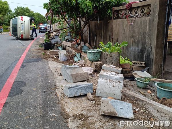 ▲▼開快車衝撞路緣石！車子橫倒路中嚇壞民眾，肇事駕駛竟落跑了。（圖／記者林名揚翻攝）