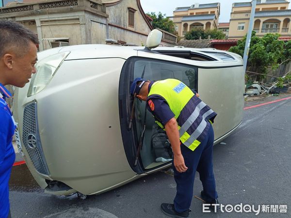 ▲▼開快車衝撞路緣石！車子橫倒路中嚇壞民眾，肇事駕駛竟落跑了。（圖／記者林名揚翻攝）