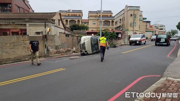 ▲▼開快車衝撞路緣石！車子橫倒路中嚇壞民眾，肇事駕駛竟落跑了。（圖／記者林名揚翻攝）