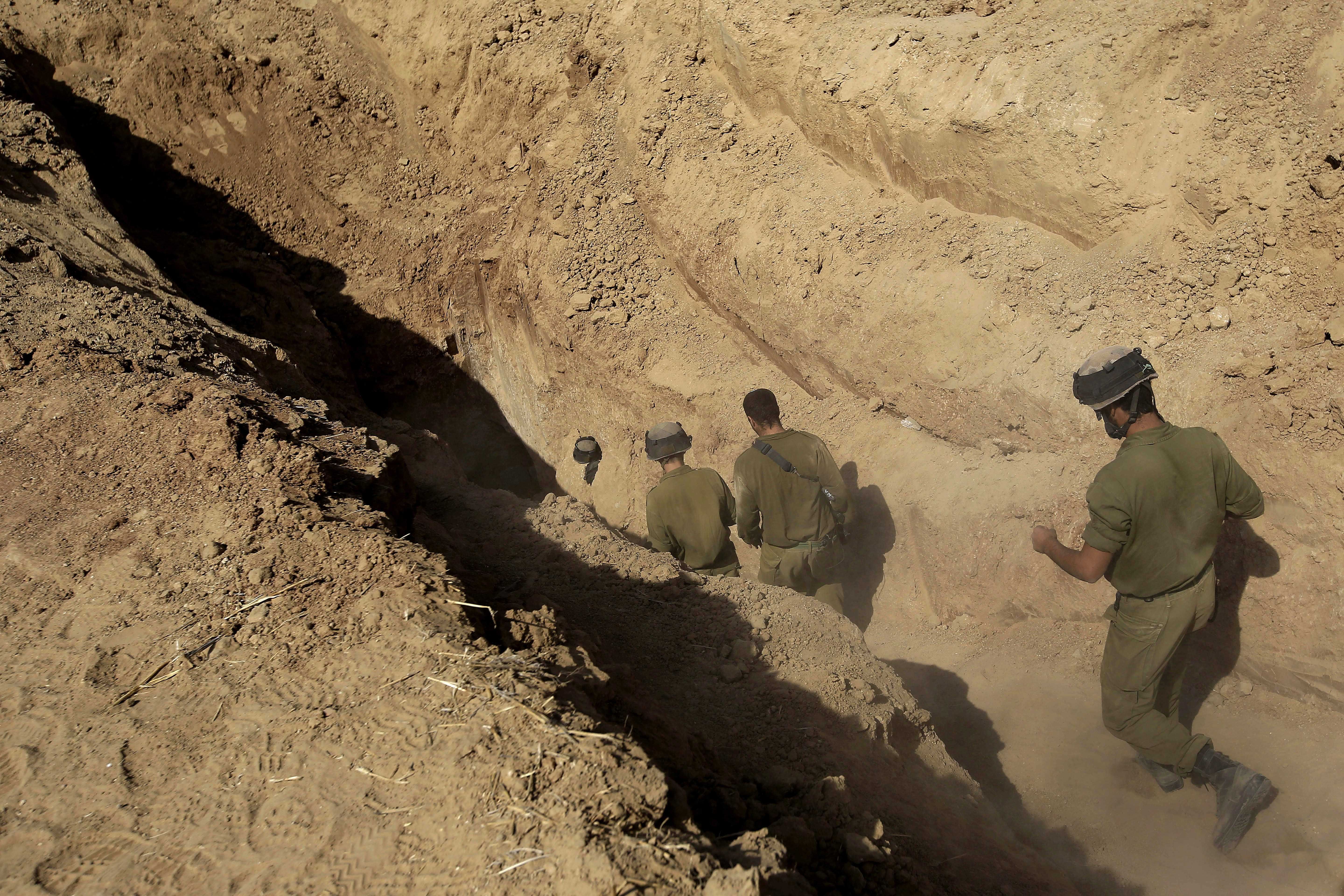 ▲▼ 圖為以色列士兵2013年10月13日進入以色列加薩邊境附近發現的隧道。（圖／達志影像／美聯社）
