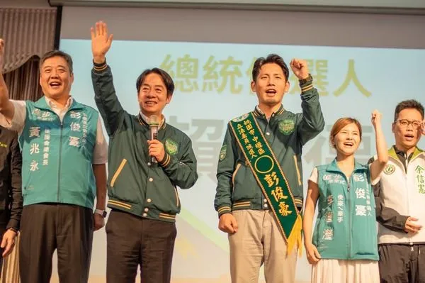 ▲賴清德、鄭文燦桃園出席民進黨中壢區立委參選人彭俊豪「中壢隊集結團結之夜」。（圖／賴清德南區競總提供）