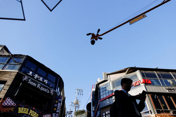▲▼首爾市政府在梨泰院街道裝上監視器，預防事故重演。（圖／路透）