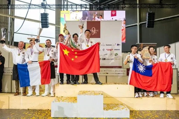 我國好手於「世界麵包大賽」榮獲世界第三，而中國隊則是奪冠，使台灣與中國選手同時拿著國旗在頒獎台上迎接喜悅。（翻攝自臉書＠法國的十萬個為什麼Pourquoi la France）