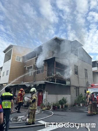 ▲▼       台南民宅疑似登革熱噴藥噴到火警，警消急滅火      。（圖／記者林東良翻攝）