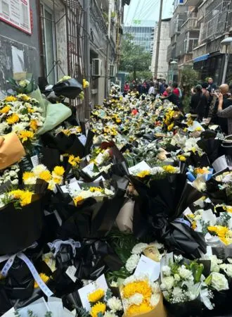 ▲▼李克強故居擠滿悼念民眾　海量獻花卡片寫：長江黃河水不倒流！。（圖／翻攝X）