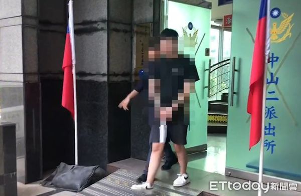 ▲▼通緝男子假意配合警員盤查，卻突然轉頭落跑，雙方當街展開追逐。（圖／記者邱中岳翻攝）