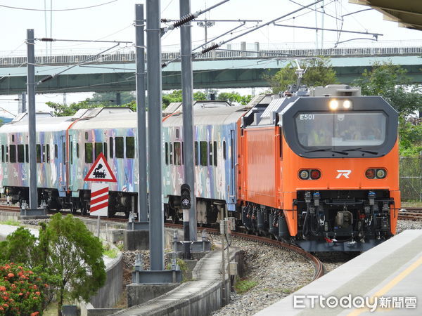 ▲▼台鐵E500型電力機車今首度亮相，明年5月投入營運。（圖／台鐵）
