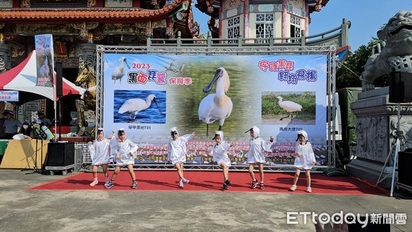 ▲2023黑面琵鷺保育季開幕，市府副秘書長王揚智頒贈全套黑面琵鷺繪本給學校，並領軍進行黑面琵鷺保護區巡禮。（圖／記者林東良翻攝，下同）