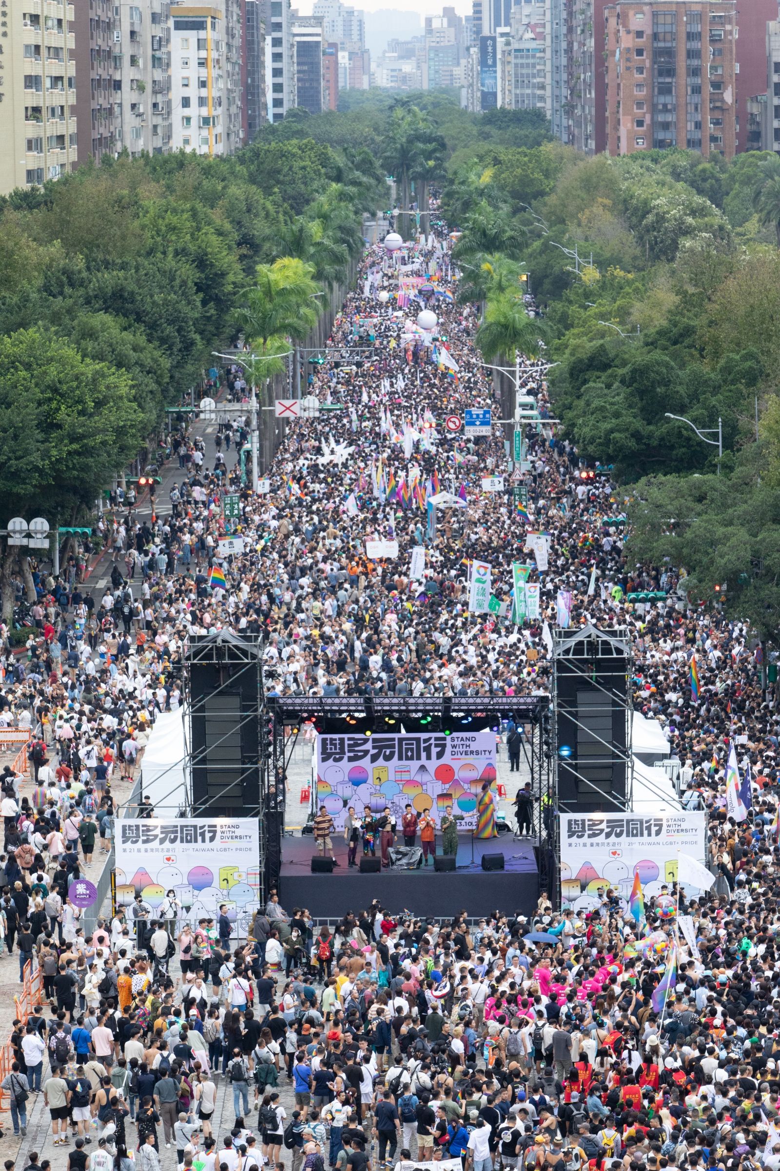 ▲▼2023年「第21屆台灣同志遊行」18萬人參與。（圖／台灣彩虹公民行動協會）