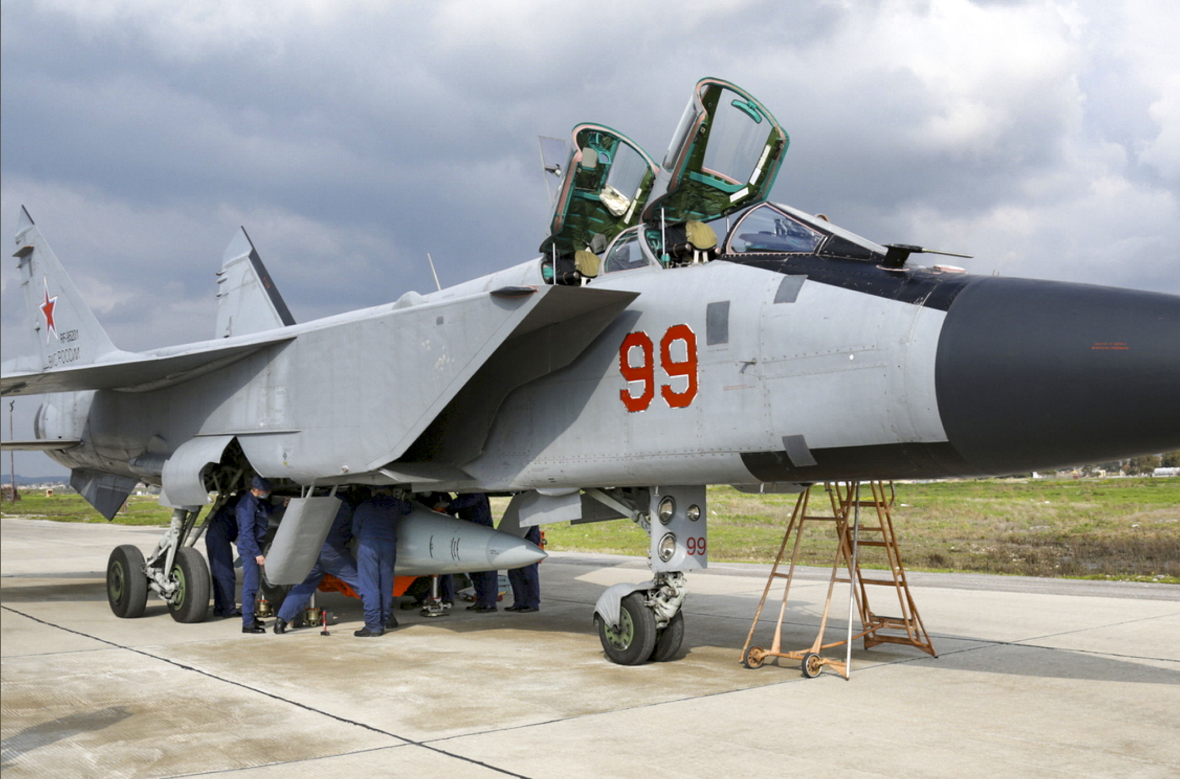 ▲▼俄羅斯一架米格-31戰鬥機停靠在敘利亞赫梅米姆空軍基地。（圖／達志影像／美聯社）