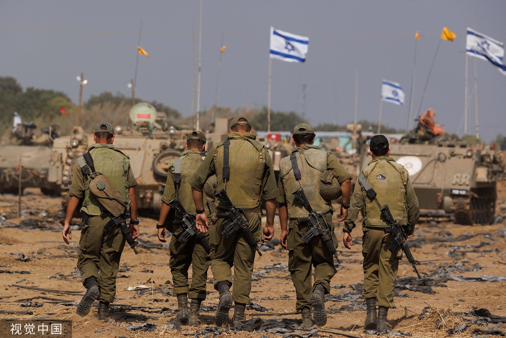 ▲▼ 圖為以色列國防軍裝甲部隊與步兵部隊，聚集在加薩邊境附近地區，準備進入加薩。（圖／CFP）